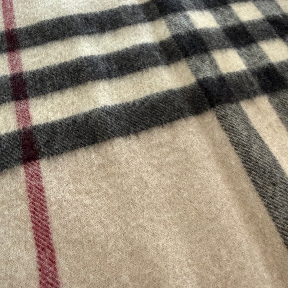 Burberry Classic Giant Check Cashmere Scarf | Beige | Made in Scotland - Picture 6 of 12